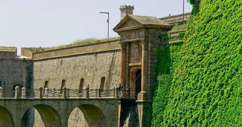 Altstadtrundgang, Kastell von Montjuïc und Seilbahn
