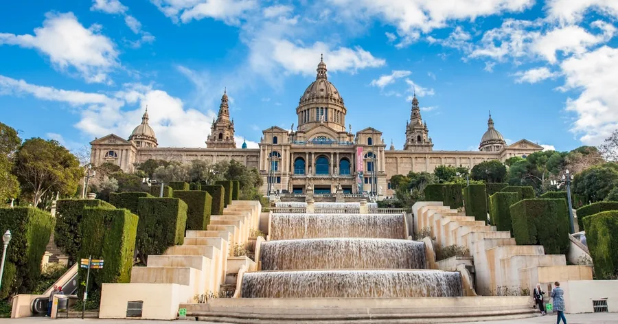 Kaskadenbrunnen und Treppen, die zum Palau Nacional auf dem Montjuïc hinaufführen