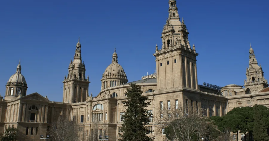Die Kuppeln und Türme des Palau Nacional, Sitz des MNAC, unter tiefblauem Himmel